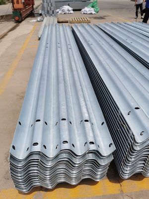 W Beam Guardrail AASHTO M-180 Standard и Цинковое покрытие для безопасности дорожного движения 550-600 г/м2