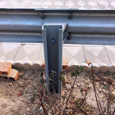 Горяче оцинкованный W Beam Highway Guardrail C Post или U Post с высокой прочностью