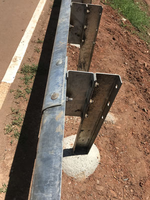 Технология горячее оцинкованное холодно прокатанное W Beam Guardrail для безопасности на дорогах