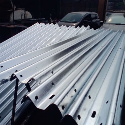Безопасность дорожного движения W Beam Galvanized Guardrail для индивидуального решения защиты дорожного движения