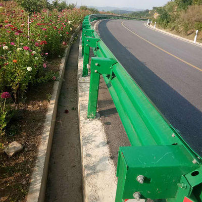 Безопасность дорожного движения W Beam Guardrail с горячим оцинкованным покрытием и индивидуальной конструкцией