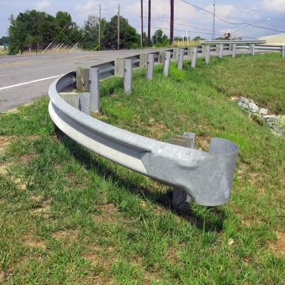 Специализированная безопасность дорожного движения W Beam Steel Guardrail Hot Dip Galvanized Q235 Q345