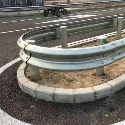 Специализированная безопасность дорожного движения W Beam Steel Guardrail Hot Dip Galvanized Q235 Q345
