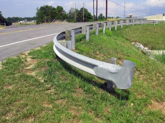 Специализированное цинковое покрытие W Beam Guardrail для барьера безопасности дорожного движения на шоссе Q235 Q345