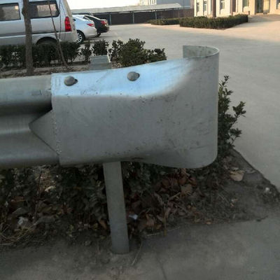 Закругленный конец терминала для оцинкованного ограждения на дорогах и автомагистралях