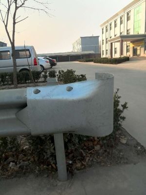 Защитная ограждение из оцинкованной стали для безопасности дорожного движения