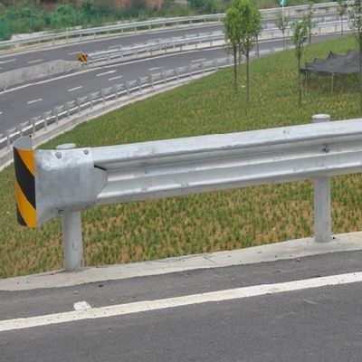 Безопасность дорожного движения W Beam Galvanized Guardrail AASHTO M180 Round Post 150*75*5*Distance Q235B