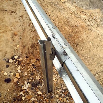 Безопасность дорожного движения W Beam Barrier с Z-образным технометаллическим столбом и сертификацией ISO