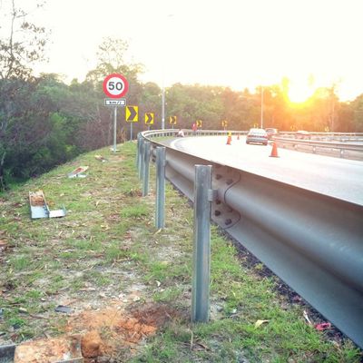 Безопасность дорожного движения W Beam Barrier с Z-образным технометаллическим столбом и сертификацией ISO