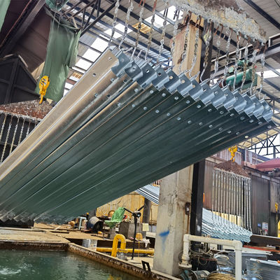 Безопасность дорожного движения W Beam Hot Dip Galvanized GS4 Guardrail с индивидуальной конструкцией