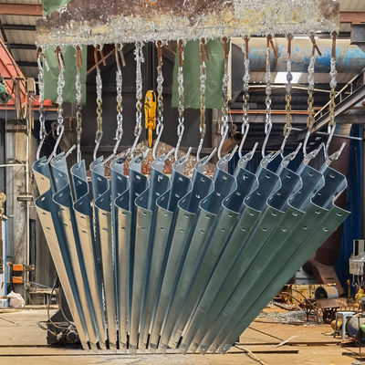 Безопасность дорожного движения Нержавеющая сталь W Beam Guardrail с конкурентоспособным и индивидуальным дизайном