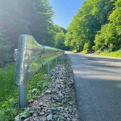 Внешняя охрана W Beam Highway Guardrail с индивидуальными размерами и характеристиками