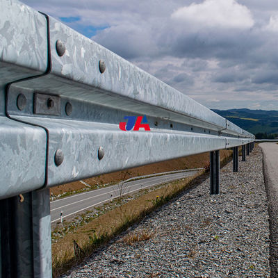 Q235 Q345 Специализированная сталь высокой интенсивности с оцинкованным W Beam Highway Guardrail