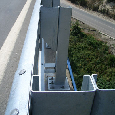 Q235 Q345 Специализированная сталь высокой интенсивности с оцинкованным W Beam Highway Guardrail