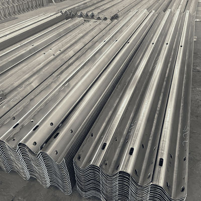Волнообразная оцинкованная сталь W Beam Highway Guardrail Crash Barrier для безопасности на улице