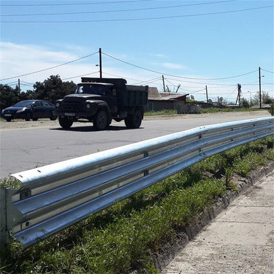Дорожная ограждение W Beam Steel Стоимость на фут Изготовленная из Q345 полосы стали для защиты дорог