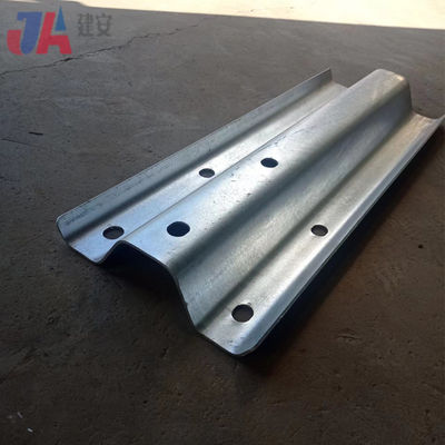 Дорожная ограждение W Beam Steel Стоимость на фут Изготовленная из Q345 полосы стали для защиты дорог