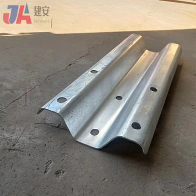 Дорожная ограждение W Beam Steel Стоимость на фут Изготовленная из Q345 полосы стали для защиты дорог