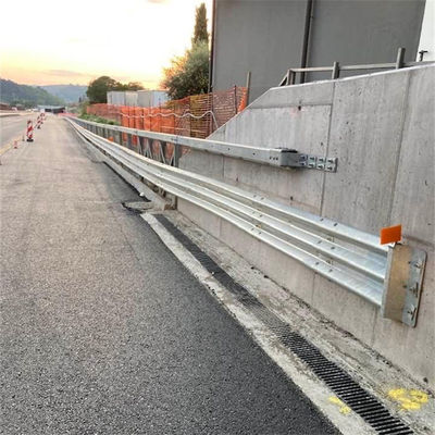 Специализированное цинковое покрытие Thrie Beam Highway Guardrail с улучшенными функциями безопасности