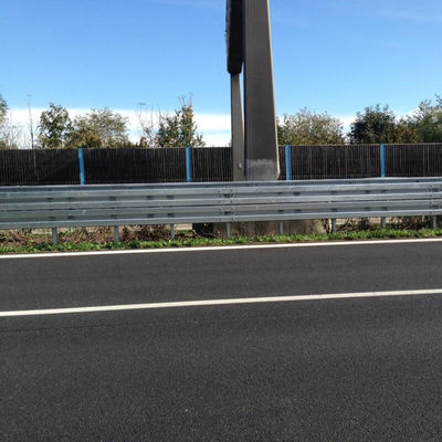 Специализированный W Beam Steel Plate Highway Guardrail для безопасности дорожного движения от профессионала