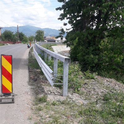 Специализированный W Beam Steel Plate Highway Guardrail для безопасности дорожного движения от профессионала