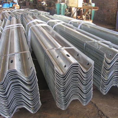 Специализированный W Beam Steel Plate Highway Guardrail для безопасности дорожного движения от профессионала