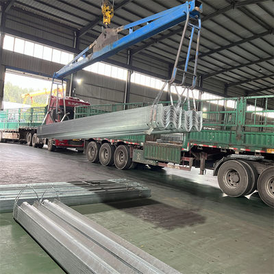 Специализированный W Beam Steel Plate Highway Guardrail для безопасности дорожного движения от профессионала