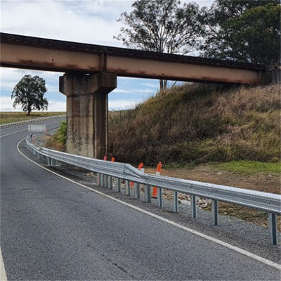 Дорожная оцинкованная ограждающая решетка W Beam Highway Barrier для Q235 Q345 Требования