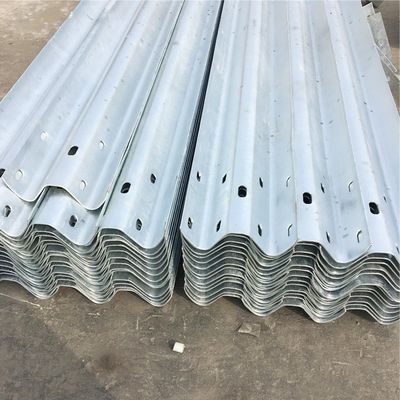 Внешняя безопасность оцинкованный W Beam Highway Guardrail на нижнем для приложений